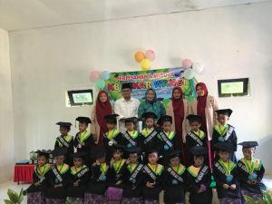 Wisuda KB Sekar Wangi Binaan PKK Sidomulyo Dihadiri Mas Kades