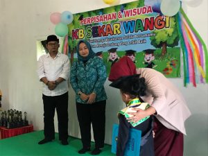 Wisuda KB Sekar Wangi Binaan PKK Sidomulyo Dihadiri Mas Kades