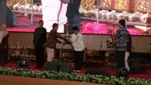 Mas Kades Raih Penghargaan Kades Berprestasi