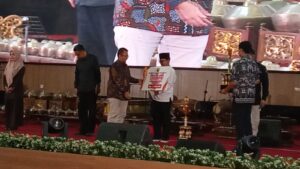 Mas Kades Raih Penghargaan Kades Berprestasi