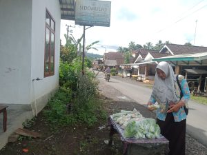 Tebar Keberkahan, Masyarakat Sidomulyo Kompak Bagi-Bagi Takjil di Bulan Ramadhan