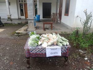 Tebar Keberkahan, Masyarakat Sidomulyo Kompak Bagi-Bagi Takjil di Bulan Ramadhan