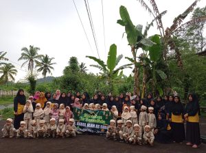 Tebar Keberkahan, Masyarakat Sidomulyo Kompak Bagi-Bagi Takjil di Bulan Ramadhan