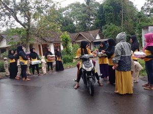 Tebar Keberkahan, Masyarakat Sidomulyo Kompak Bagi-Bagi Takjil di Bulan Ramadhan