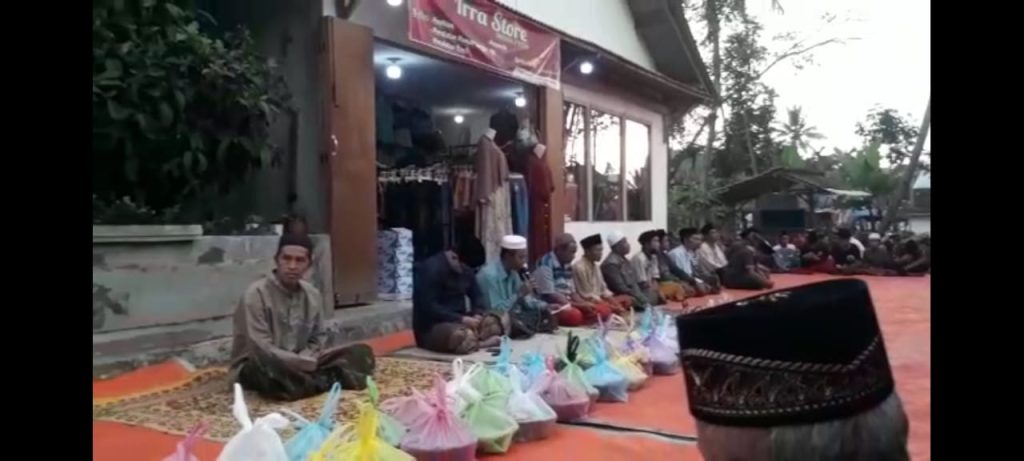 Jalan Aspal Rampung, Masyarakat Dusun Curah Damar Sidomulyo Gelar Tasyakuran di Tengah Jalan