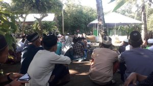 Lebaran Idul Fitri, Masyarakat Muslim Sidomulyo Ramai Ziarah Kubur