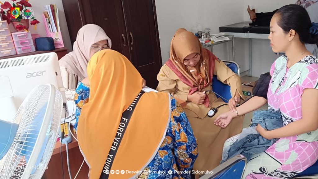 Pelayanan Pemasangan Implant di Ponkesdes Sidomulyo dalam Rangka Hari Kependudukan